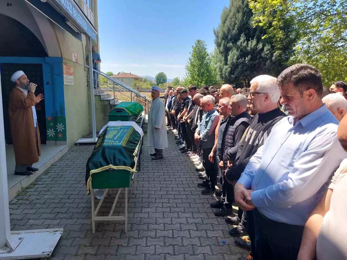 Sakarya'da Elektrikli Bisiklet ve Motosiklet Çarpışması: 20 Yaşındaki Genç Hayatını Kaybetti