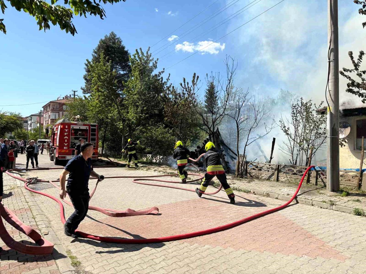 Bolu'da Yabancı Uyruklu Vatandaşların Evi Yangında Küle Döndü
