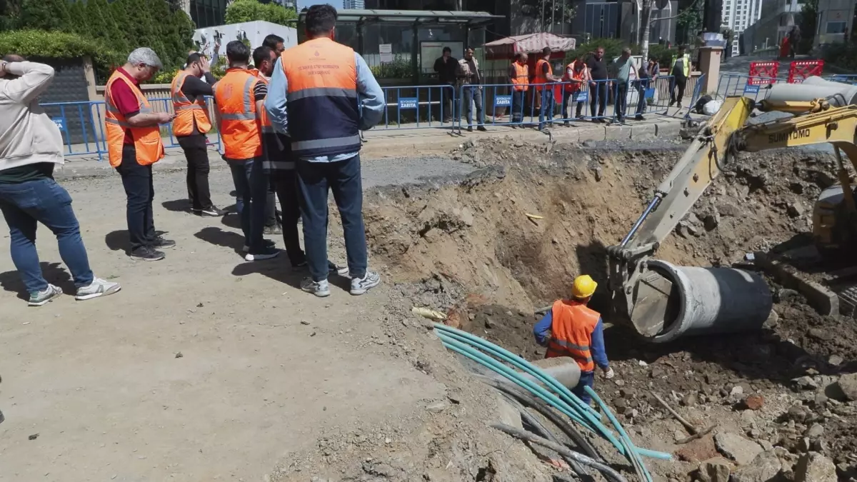 Sarıyer Maslak'ta Yol Çökmesi Sonrası Çalışmalar Devam Ediyor