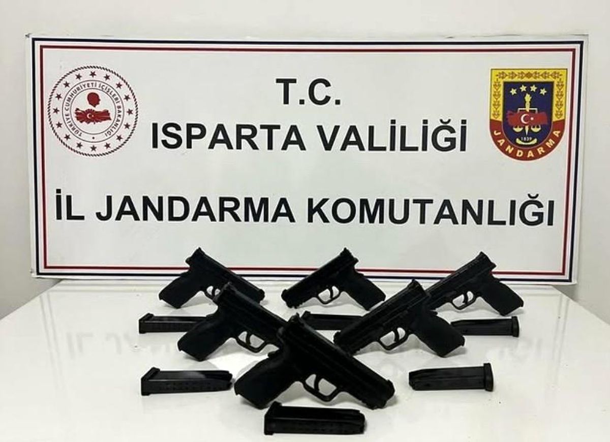 Isparta'da Ruhsatsız Silah Operasyonu: 6 Tabanca Ele Geçirildi