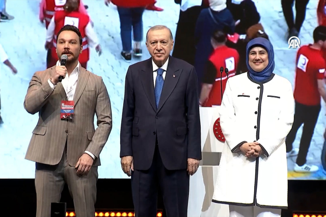 سنـان أكجيل، غنى أغنيته التي ألفها للهلال الأحمر لأول مرة: الرئيس أردوغان رافق