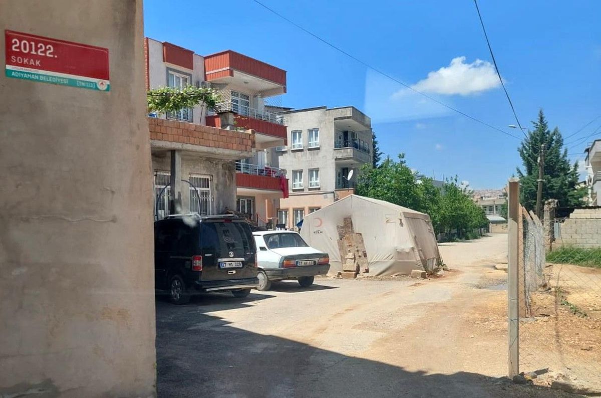 Adıyaman'da Sokak Ortasındaki Çadır Tepkilere Neden Oluyor
