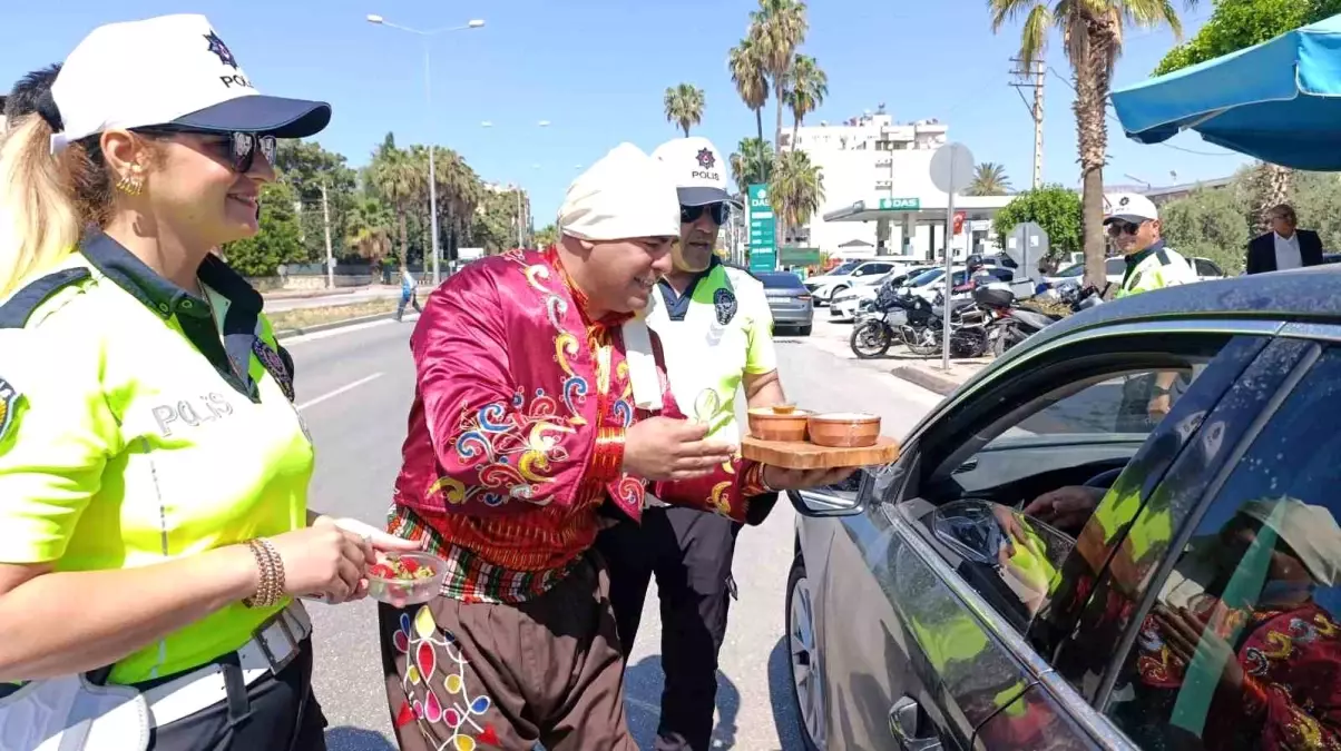 Silifke'de Trafik Uygulamasında Yoğurt ve Çilek İkramı
