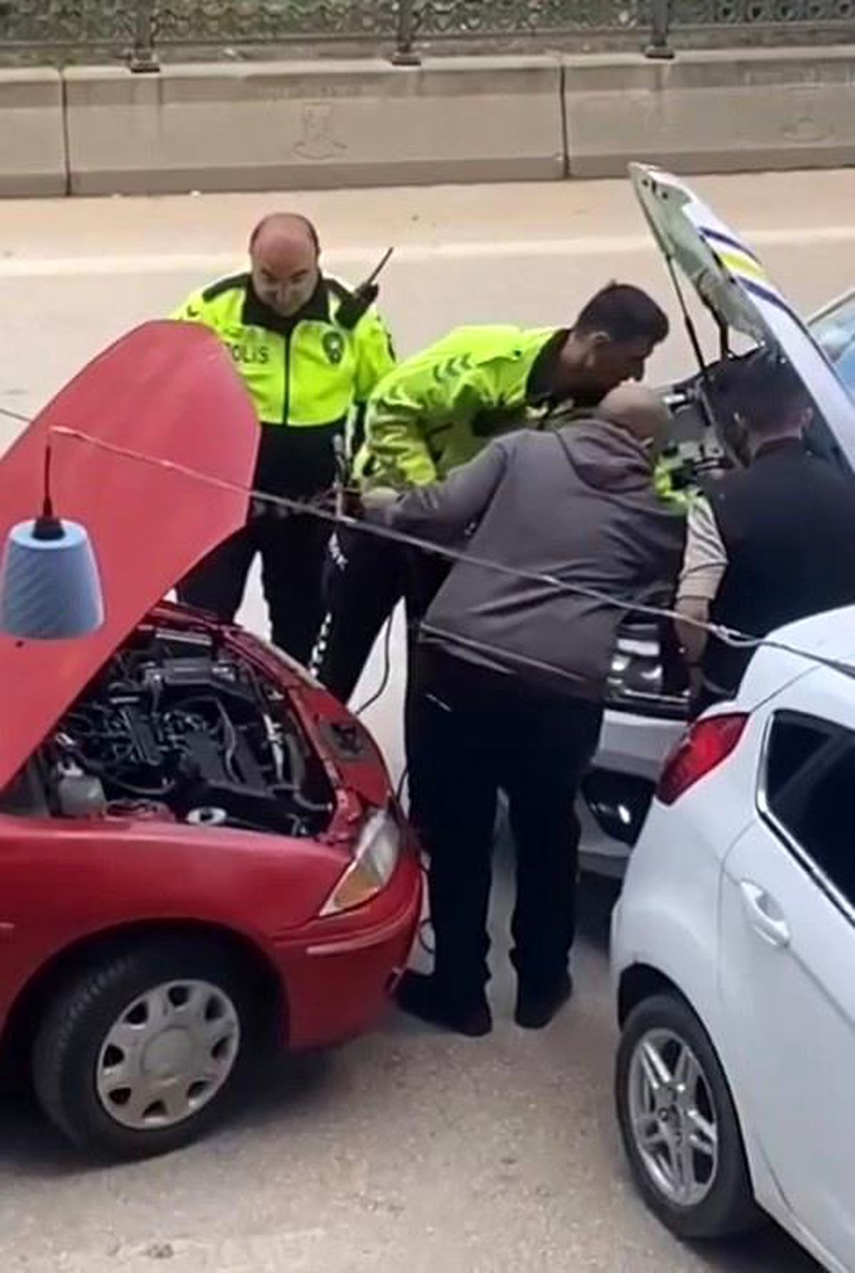 Trafik Polisleri Yolda Kalan Sürücünün İmdadına Koştu