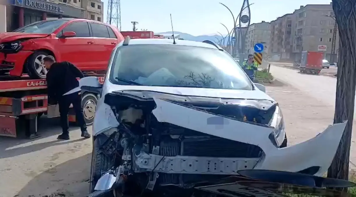 Hakkari'de Otomobil ve Hafif Ticari Araç Çarpıştı: 2 Yaralı