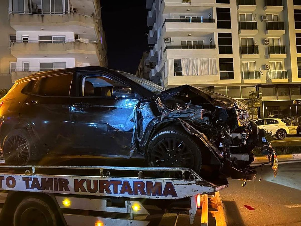 Alanya'da Alkollü Sürücü Park Halindeki Araçlara Çarptı