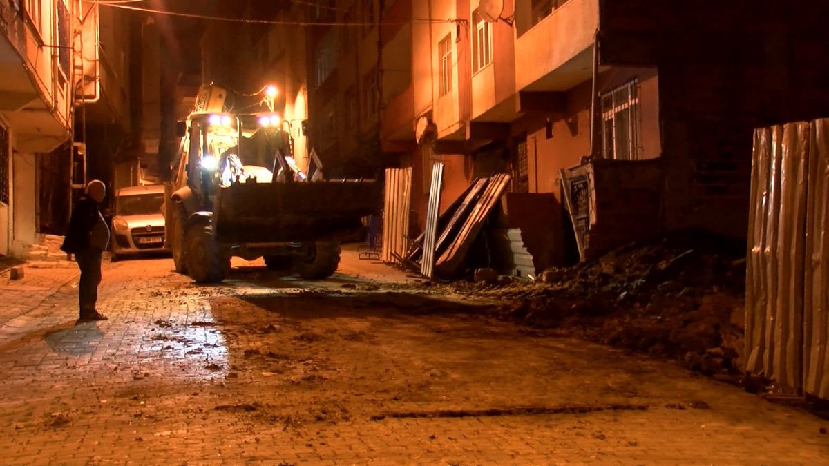 Bağcılar'da Toprak Kayması: Bina Boşaltıldı