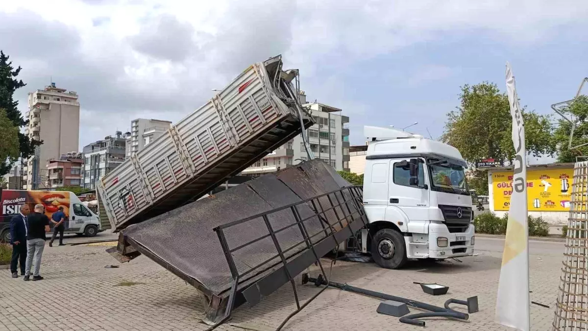 Adana'da Tır Üst Geçide Çarptı, Yaralanan Yok