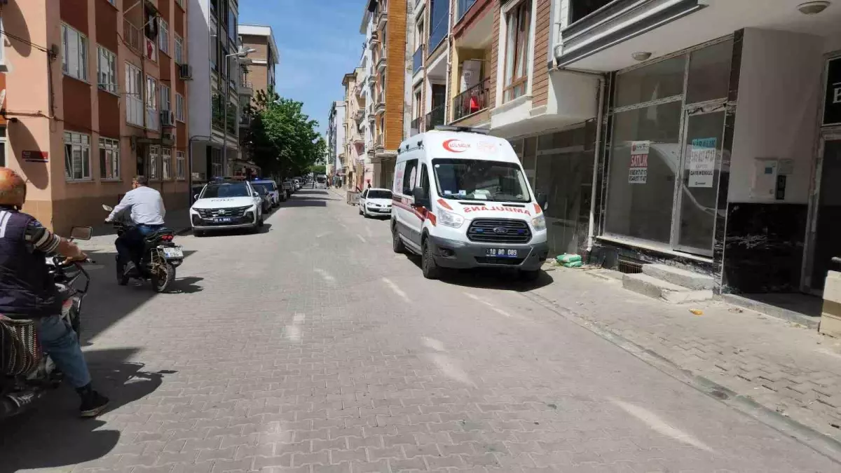 Edremit'te Bıçaklı Kavga: 2 Yaralı, 3 Şüpheli Kaçtı