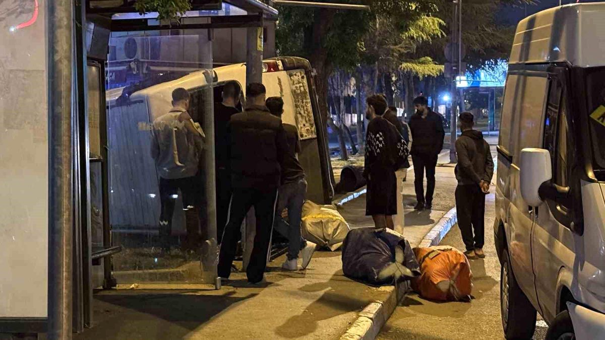 Fatih'te Ticari Araç Kazası: Şans Eseri Yaralı Yok