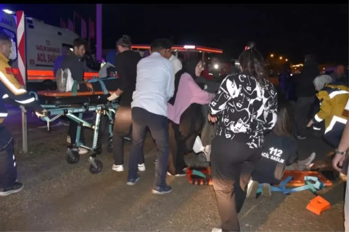Gümüşhane'de Otomobil Kazası: 2 Yaya ile 11 Kişi Yaralandı
