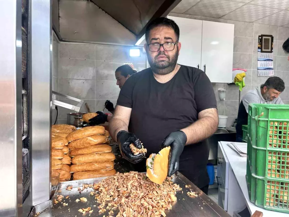 Ayhan Çelik, Babasının Ölüm Yıl Dönümünde 350 Döner Dağıttı