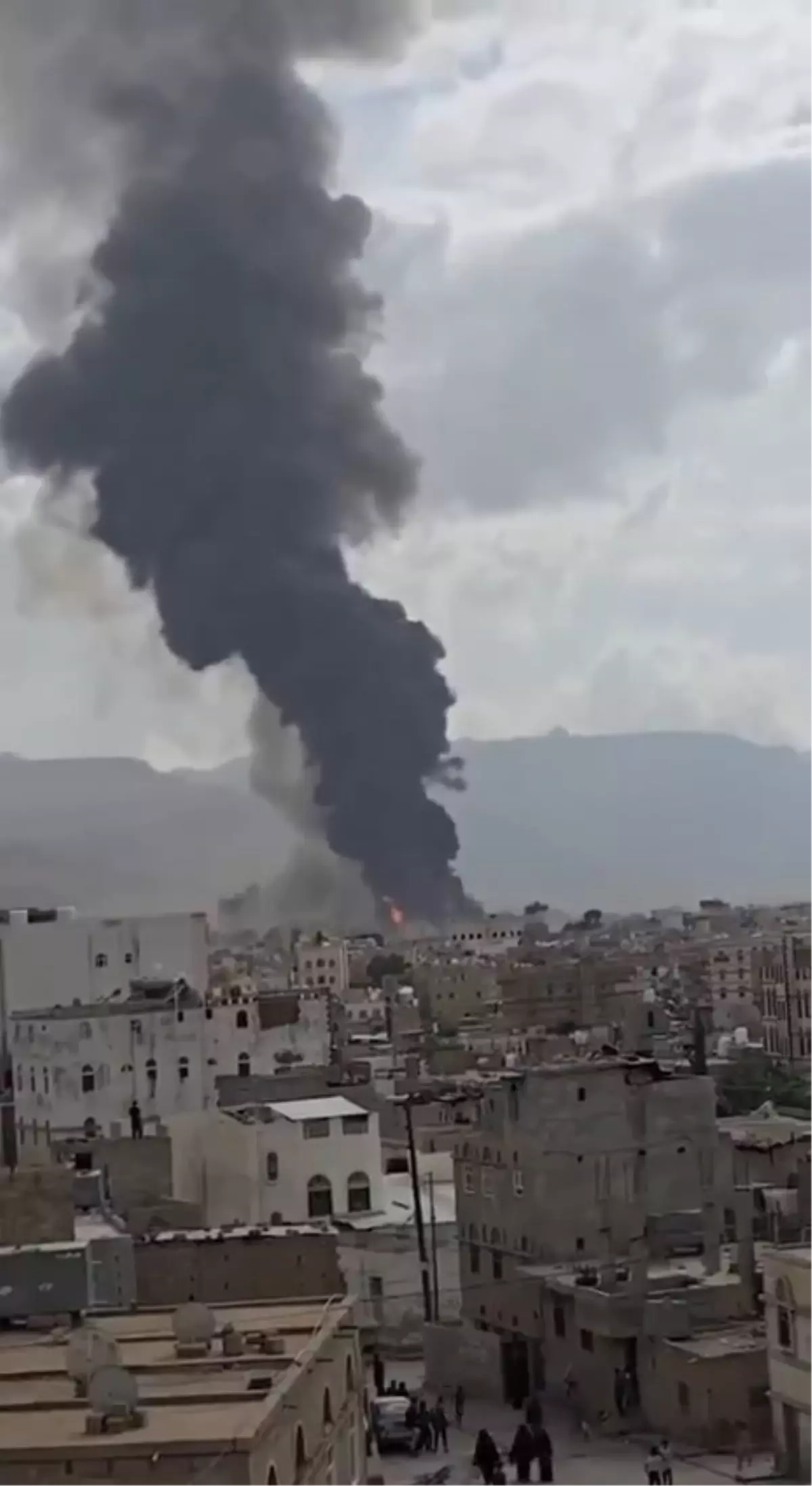 İsrail Ordusu Yemen'deki Sana Havalimanı'na Saldırı Düzenledi