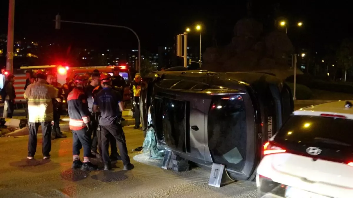 İzmir'de Trafik Kazası: Takla Atan Araç Trafik Lambasına Çarptı