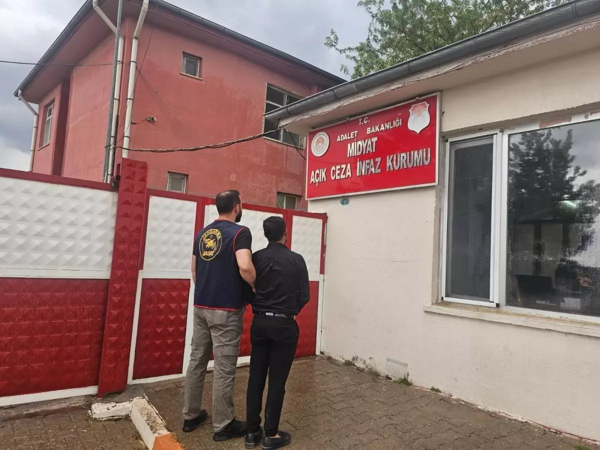 Firari Hükümlü Düğünde Bağlama Çalarken Yakalandı