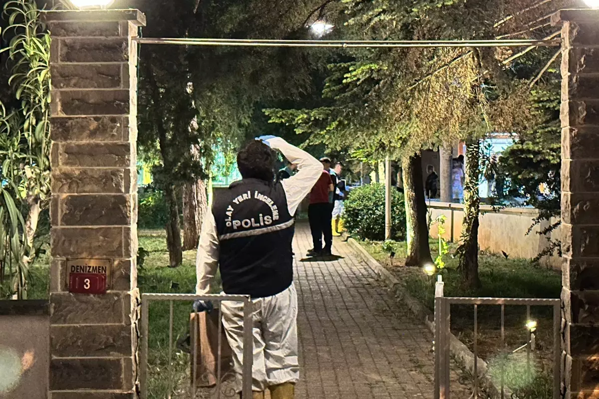 Kadıköy'de apartman dairesinde yangın: 1 kişi hayatını kaybetti
