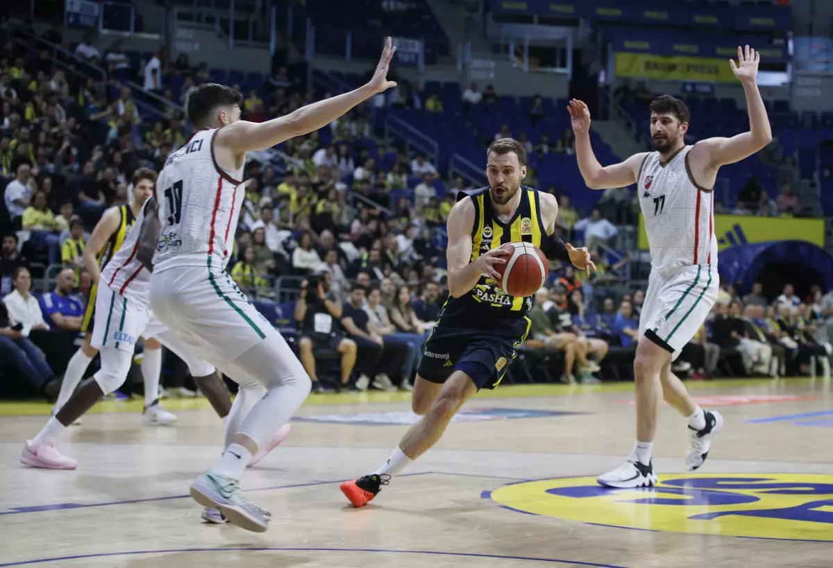 Fenerbahçe Beko, Karşıyaka'yı Mağlup Ederek Liderliği Garantiledi
