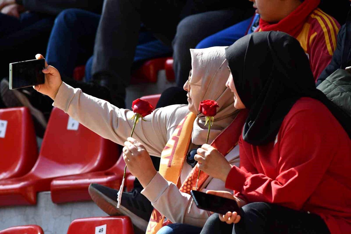 Kayserispor, Anneler Günü'nde 1038 Kadın Taraftara Ücretsiz Bilet Dağıtacak