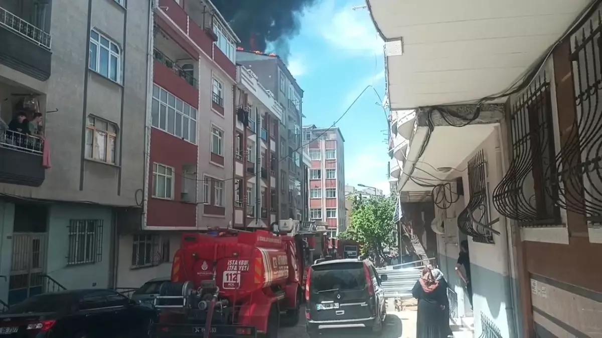 Küçükçekmece'de 5 katlı binanın çatı katındaki yangın söndürüldü-2 / Ek görüntü