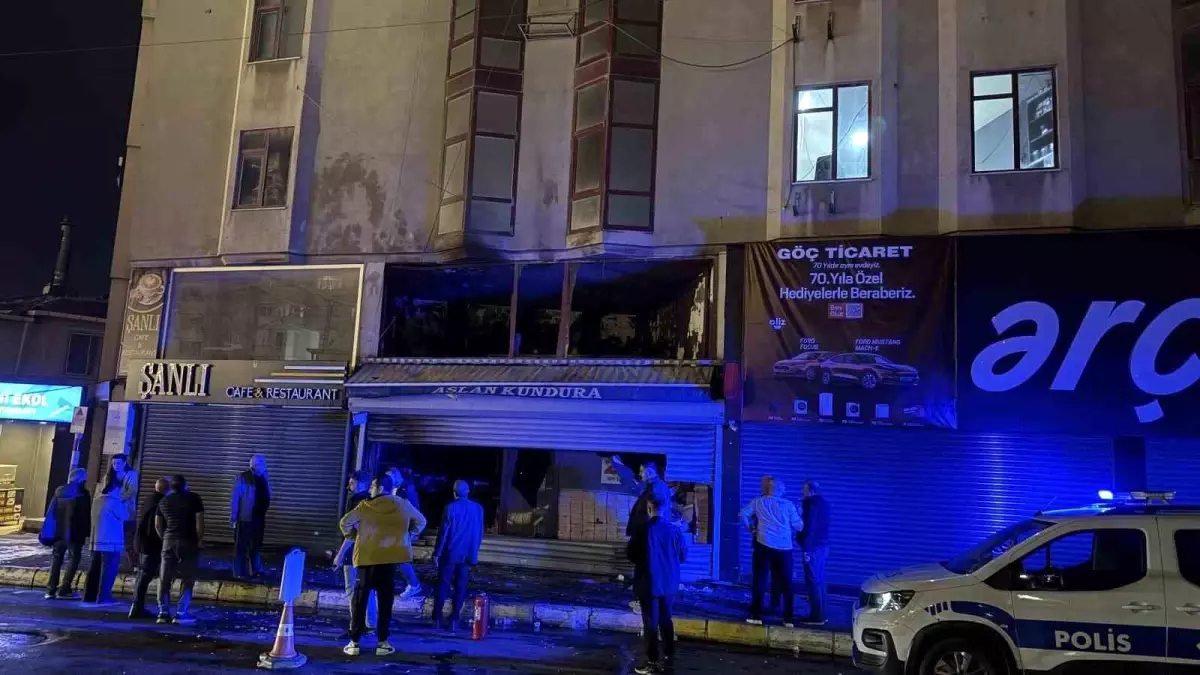 Küçükçekmece'de Ayakkabı Dükkanında Yangın