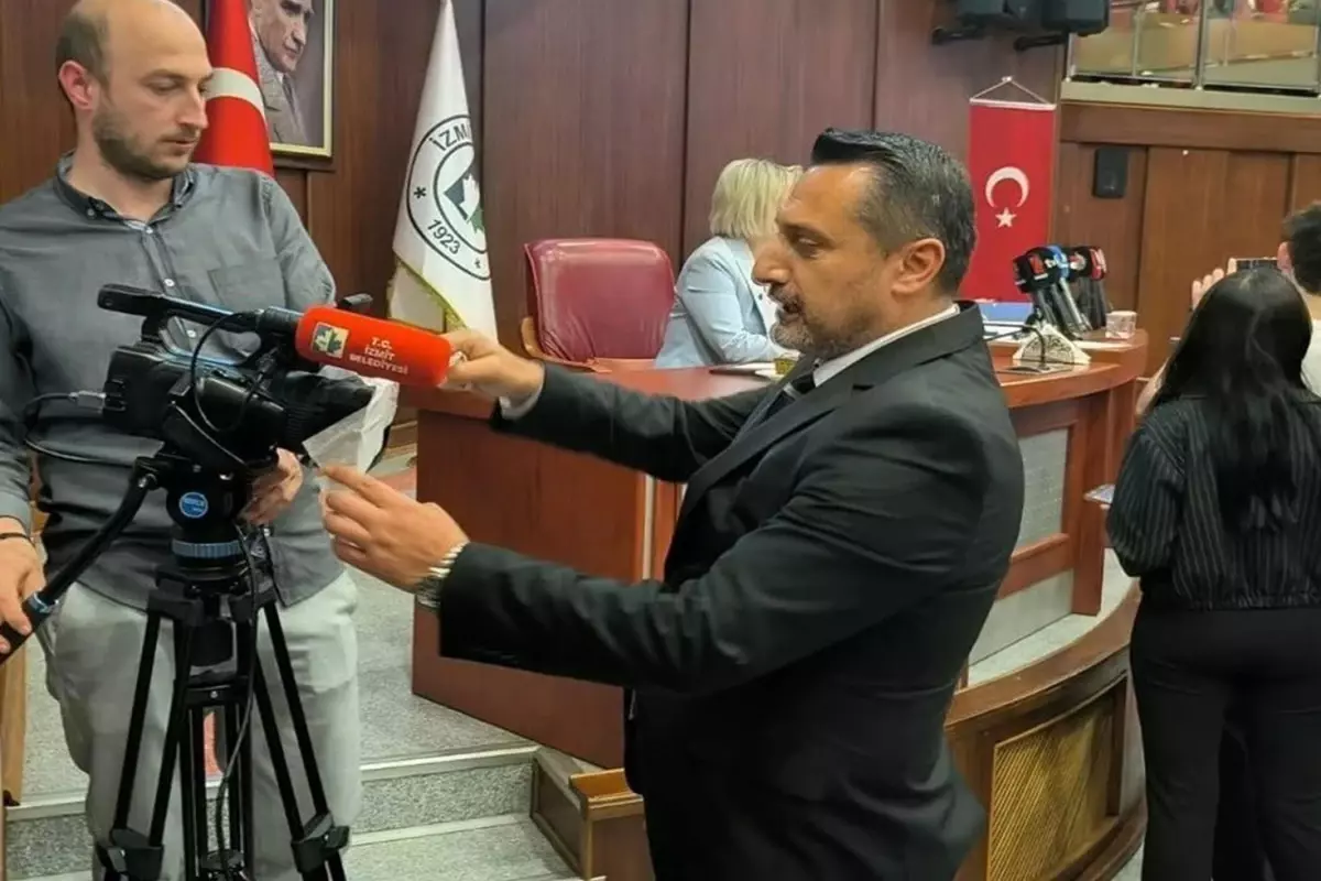 İzmit Belediye Meclisi'nde İmamoğlu'na bantlı gönderme