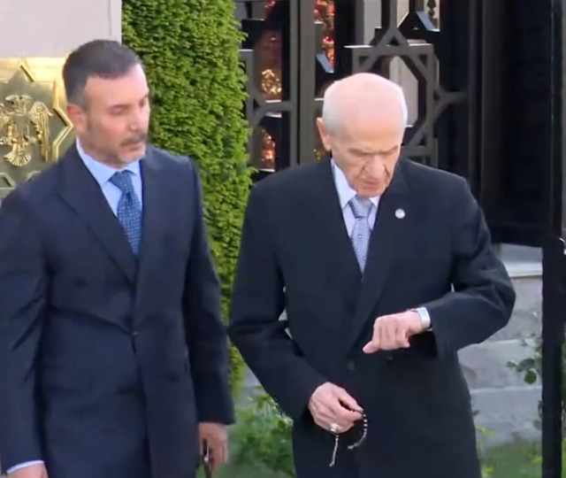 MHP leader Devlet Bahçeli waited for President Erdoğan with a prayer bead in his hand