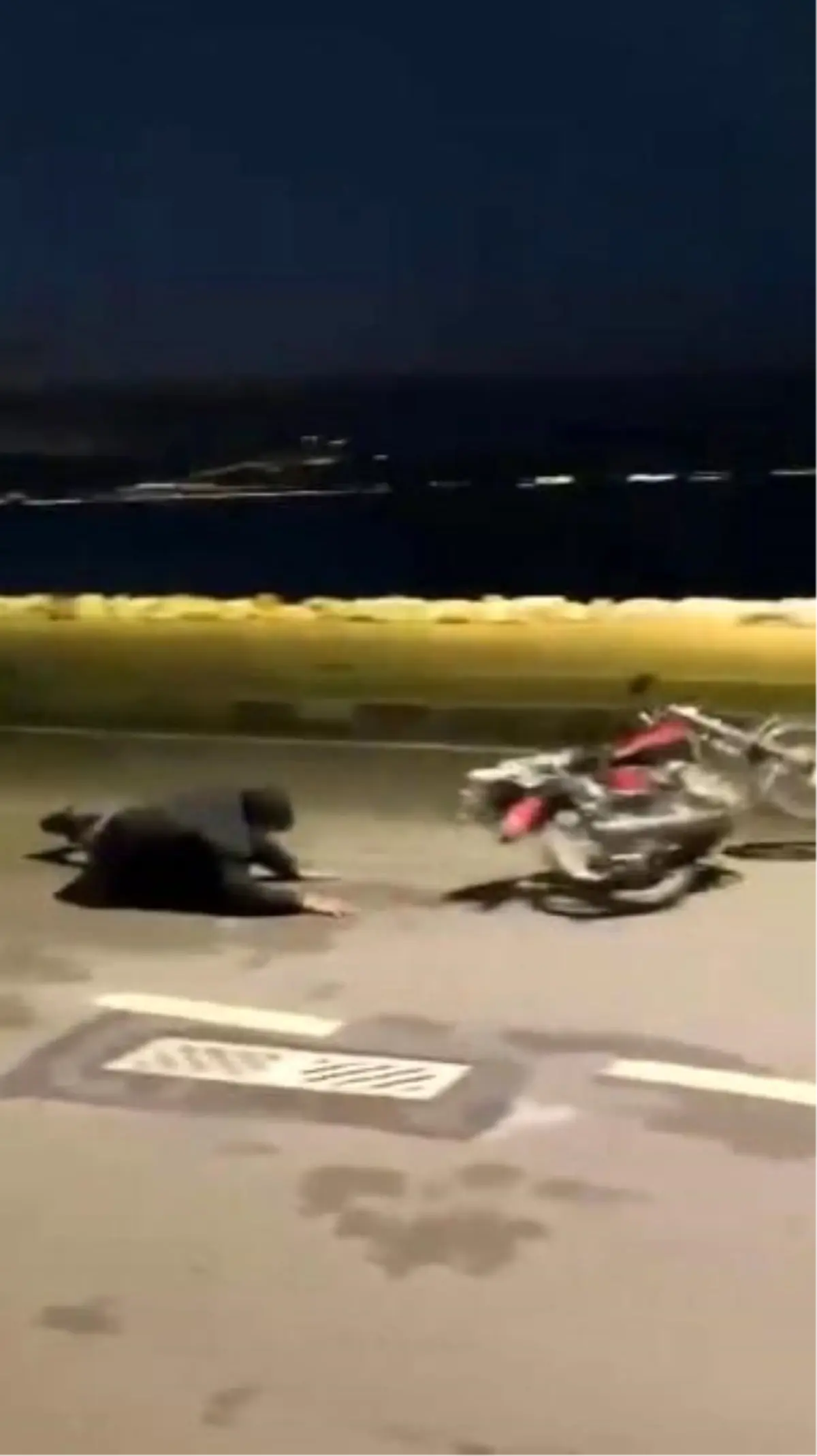 Karamürsel'de Motosikletle Dengeyi Kaybeden Genç Feci Düştü