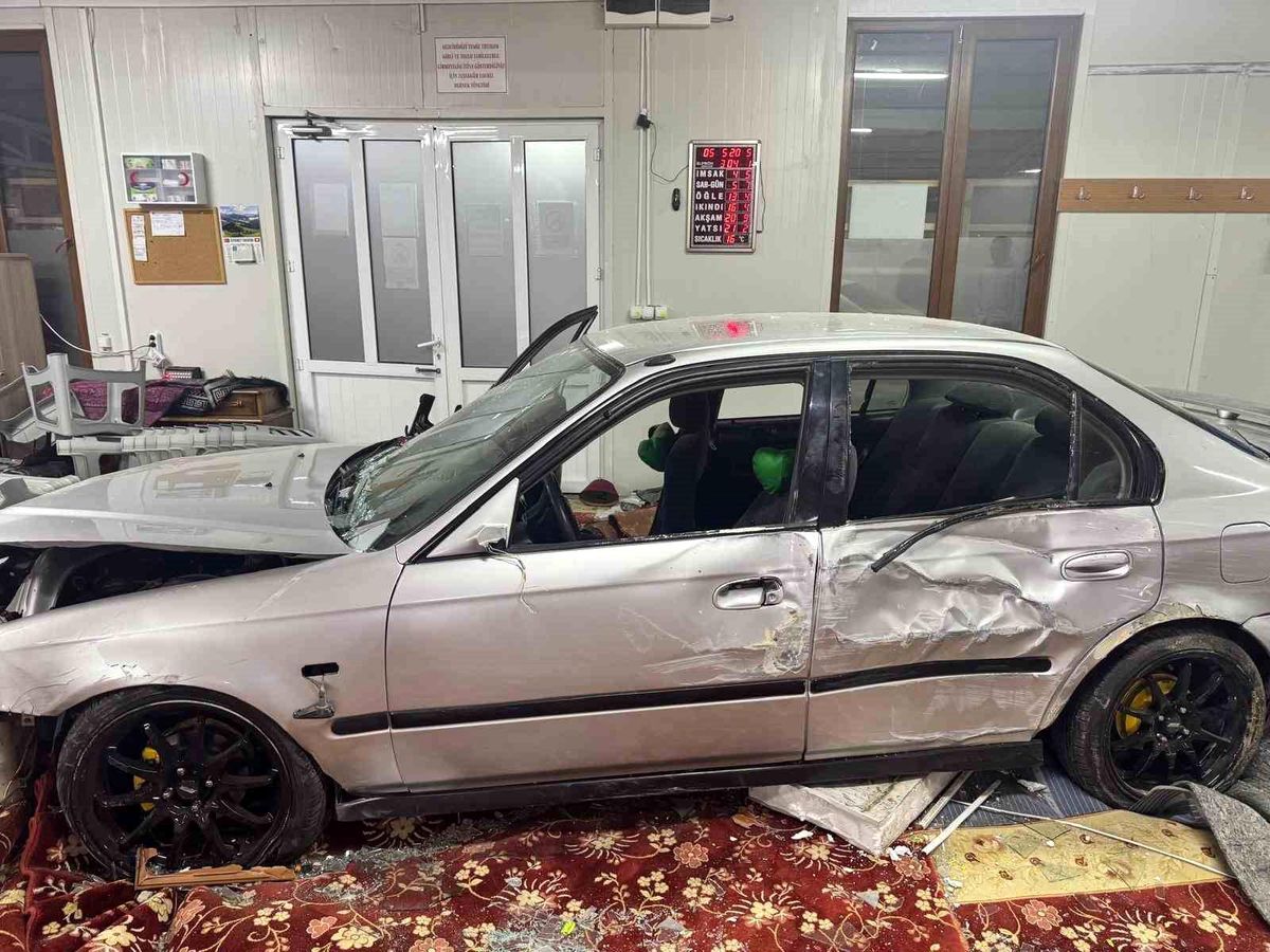 Kocaeli'de otomobil camiye daldı: 4 yaralı
