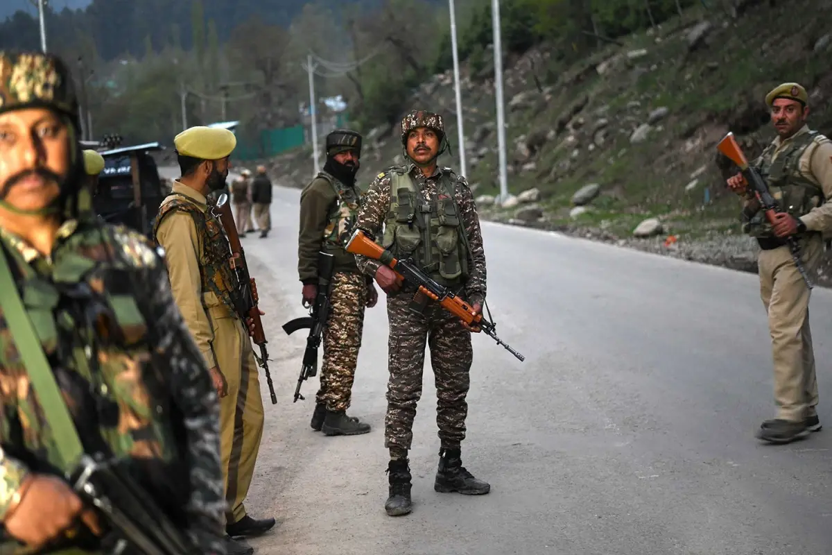 Hindistan'ı sorumlu tuttular! Pakistan'da askeri araca bombalı saldırı: 7 ölü
