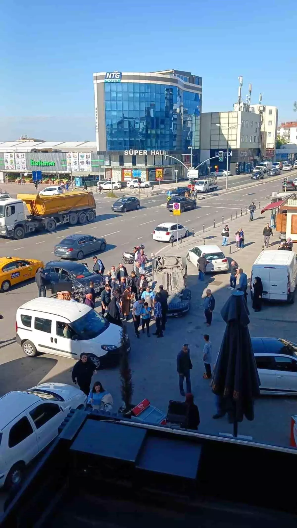 Pendik'te Kırmızı Işık İhlali Sonucu Kaza: 5 Yaralı