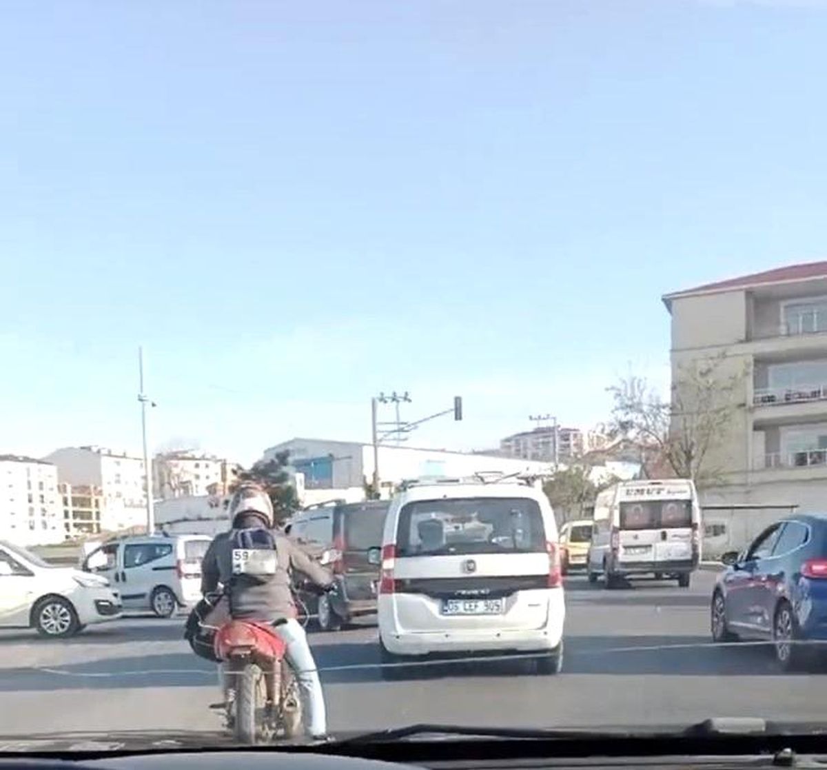Motosikletlinin Plakasını Sırtına Takması Gülümsetti