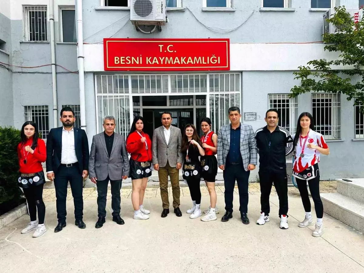 Muay Thai Türkiye Finalleri'nde Başarı Gösteren Sporcular, Kaymakamı Ziyaret Etti