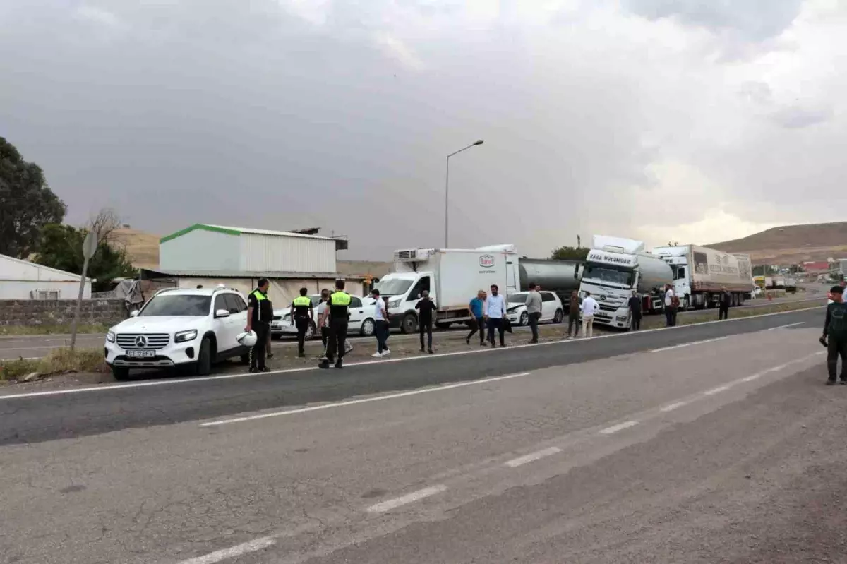 Cizre'de Zincirleme Kaza: 3 Otomobil, 1 Kamyonet ve 2 Tır Karıştı