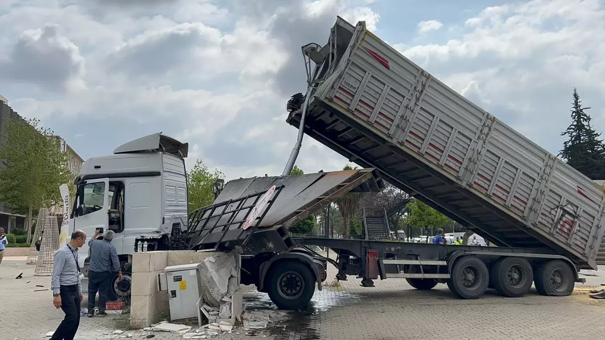 Adana'da TIR Üst Geçide Çarptı: Elektrikli Damper Sorunu