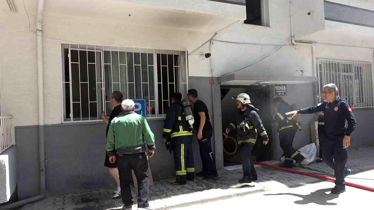 Yalova'da Dairede Çıkan Yangında Ev Sahibi Kurtarıldı