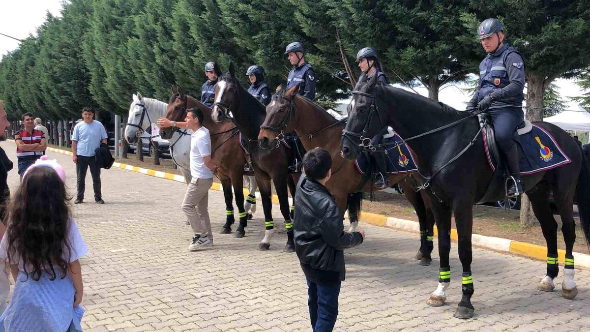 Yunus Emre Türbesi'nde Atlı Jandarma Gösterisi Büyük İlgi Topladı