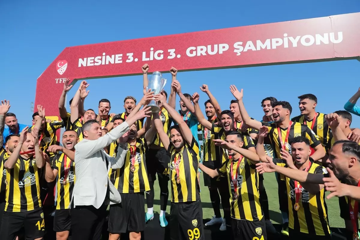 Aliağa Futbol, 3'üncü Lig'de Namağlup Şampiyon oldu