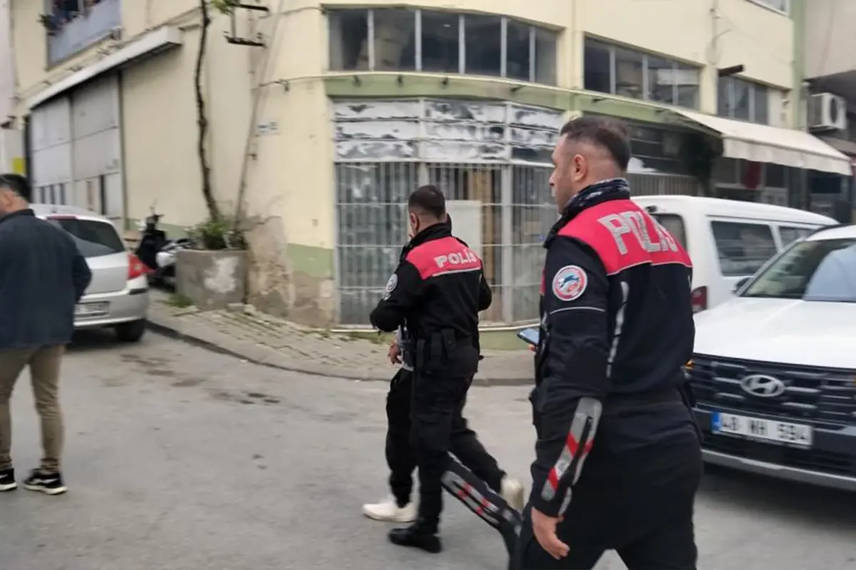 Çaldığı araç ile kaza yapan şahıs kaçmaya çalışırken vatandaşlara yakalandı