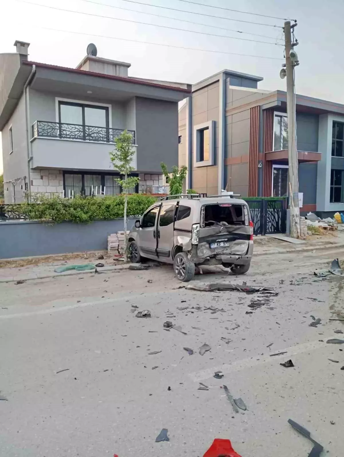 Çanakkale'de Kontrolden Çıkan Araç Park Halindeki Otomobillere Çarptı: 2 Yaralı