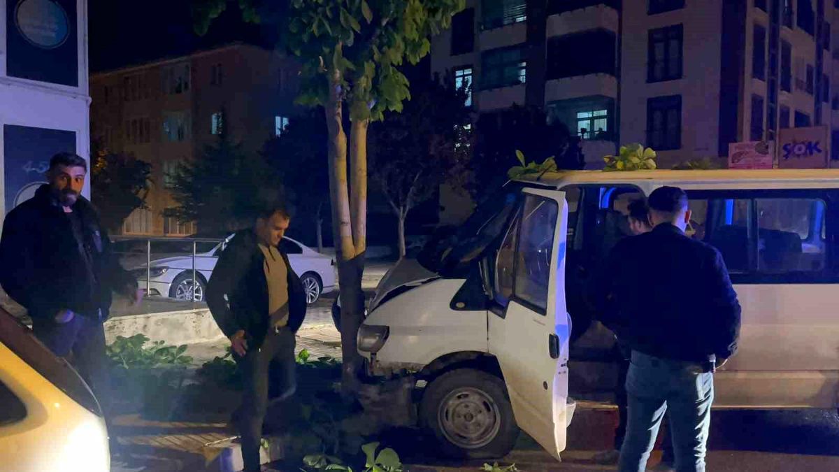 Çorum'da Polisin 'Dur' İhtarına Uymayan Sürücü Ağaca Çarparak Yakalandı