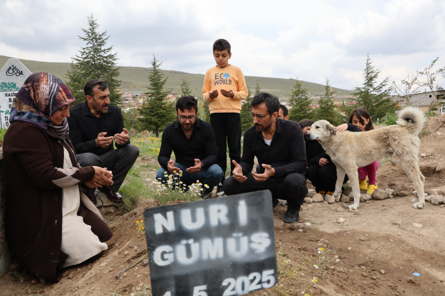 Garip does not leave the head of his owner's grave