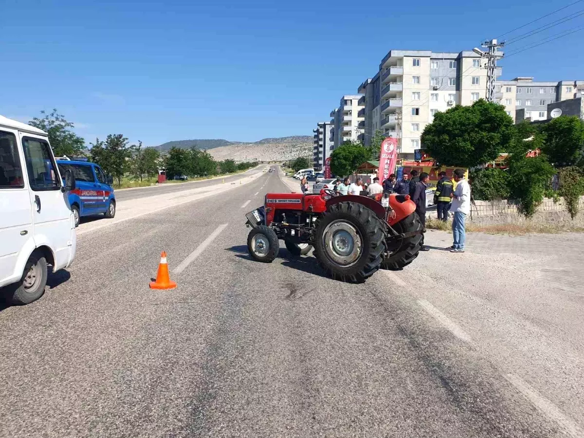 Gaziantep'te Otomobil Traktörle Çarpıştı: 4 Yaralı