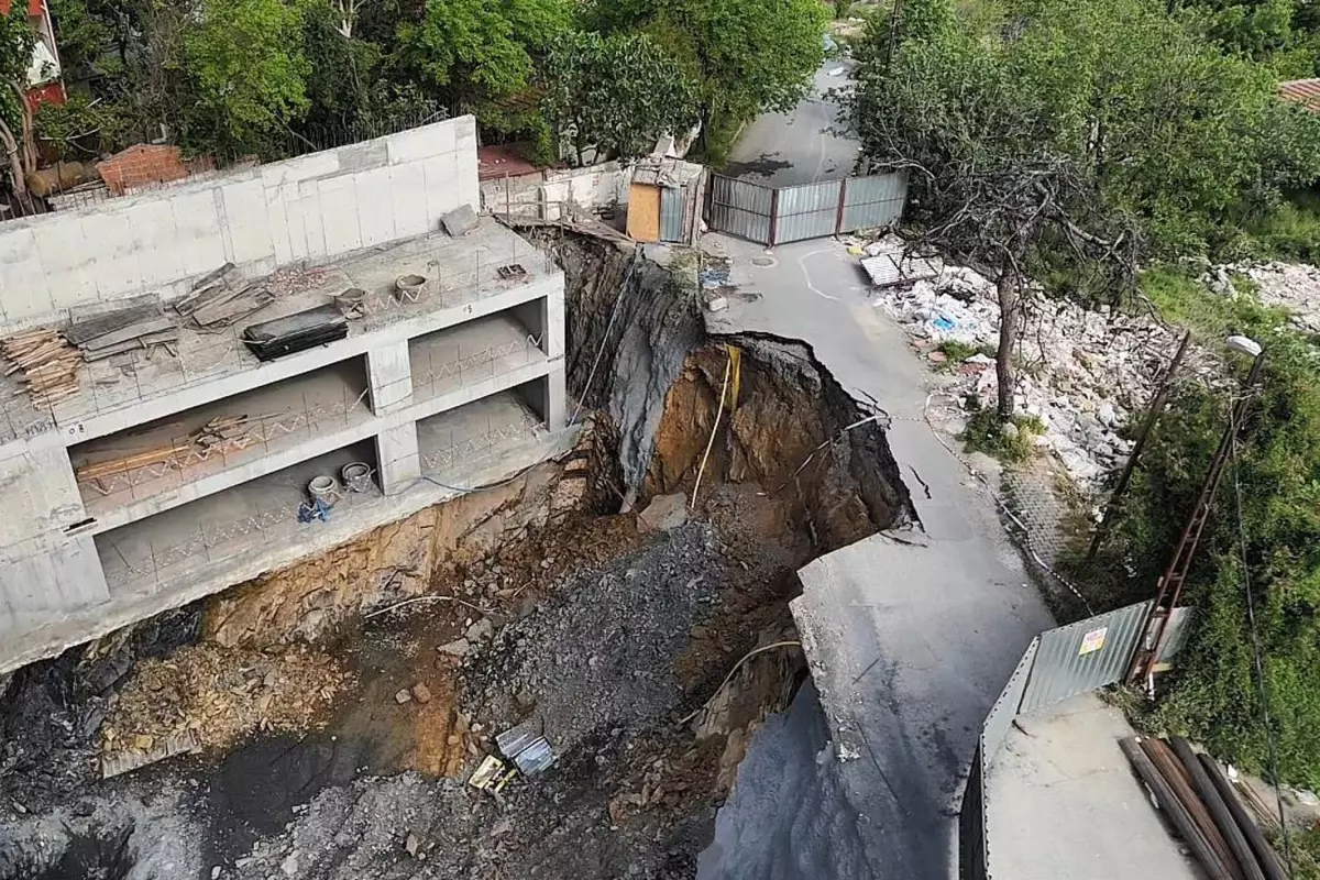 Gaziosmanpaşa'da yol çöktü