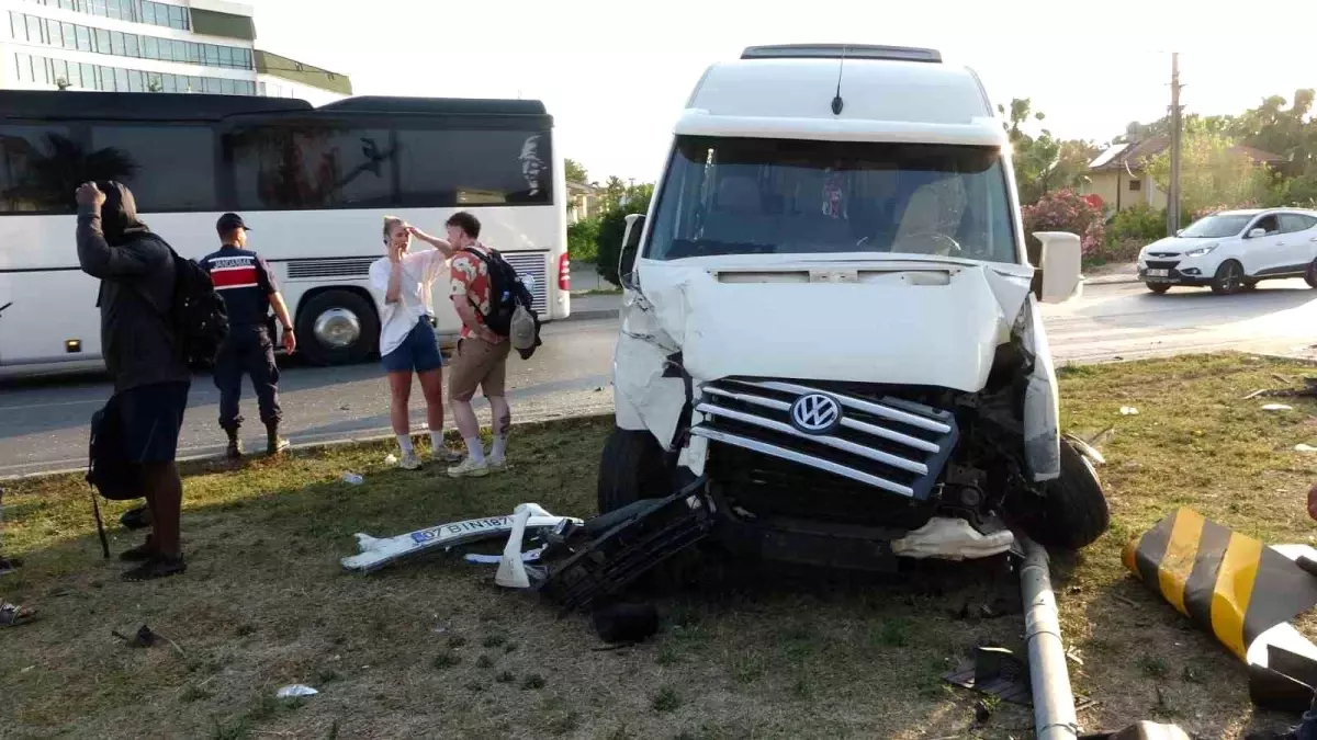 Manavgat'ta Tur Minibüsü ile Hafif Ticari Araç Çarpıştı: 4 Yaralı