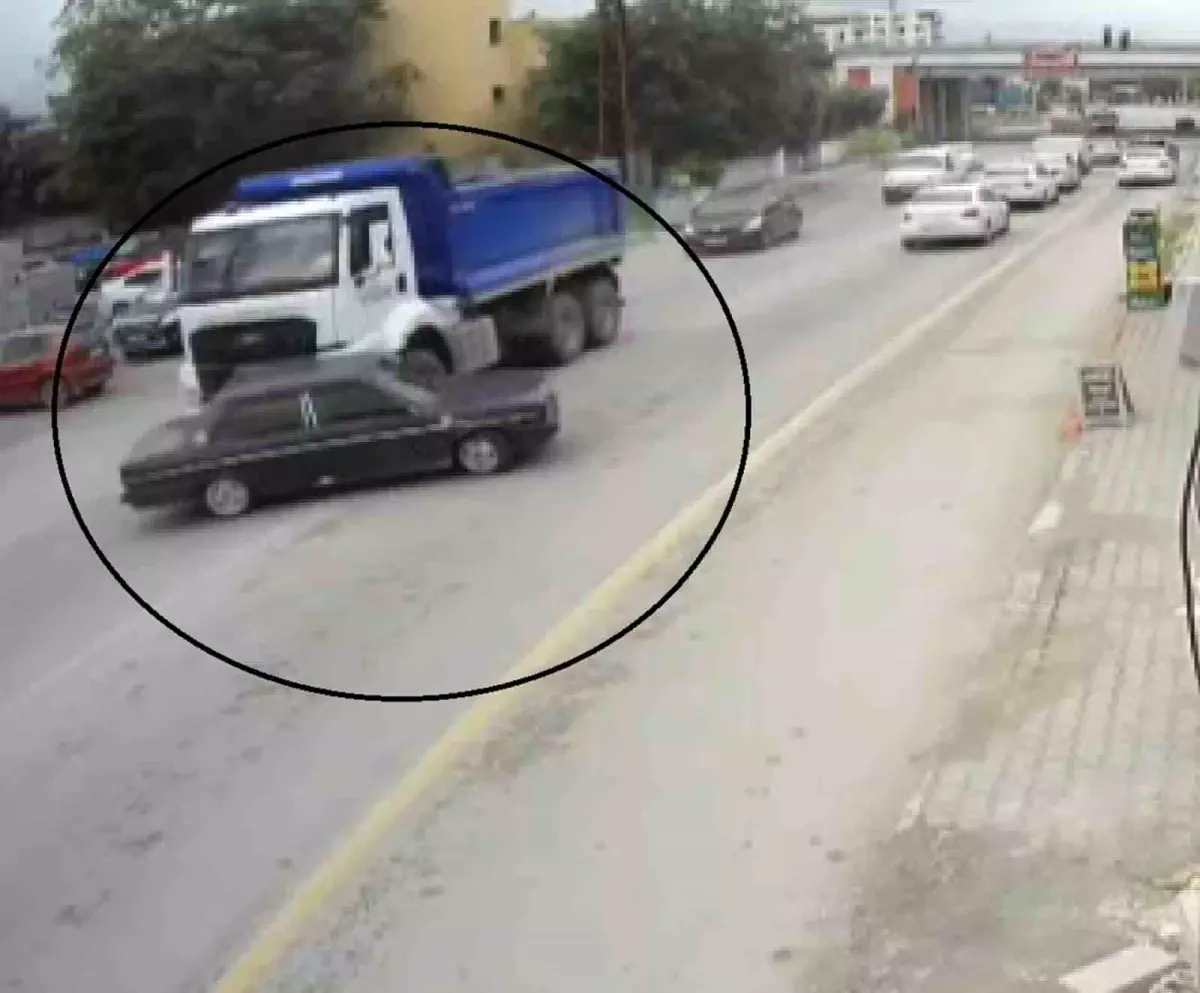 Hatay'da Hafriyat Kamyonu Tofaş Aracı Sürükledi