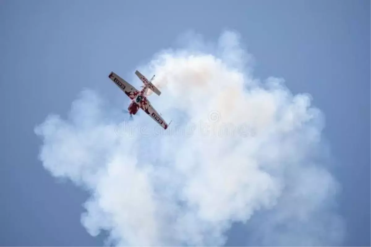 İtalya'da Akrobasi Uçakları Havada Çarpıştı