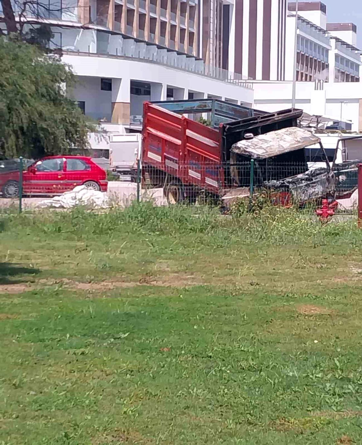 Antalya'da Park Halindeki Kamyonette Yangın!