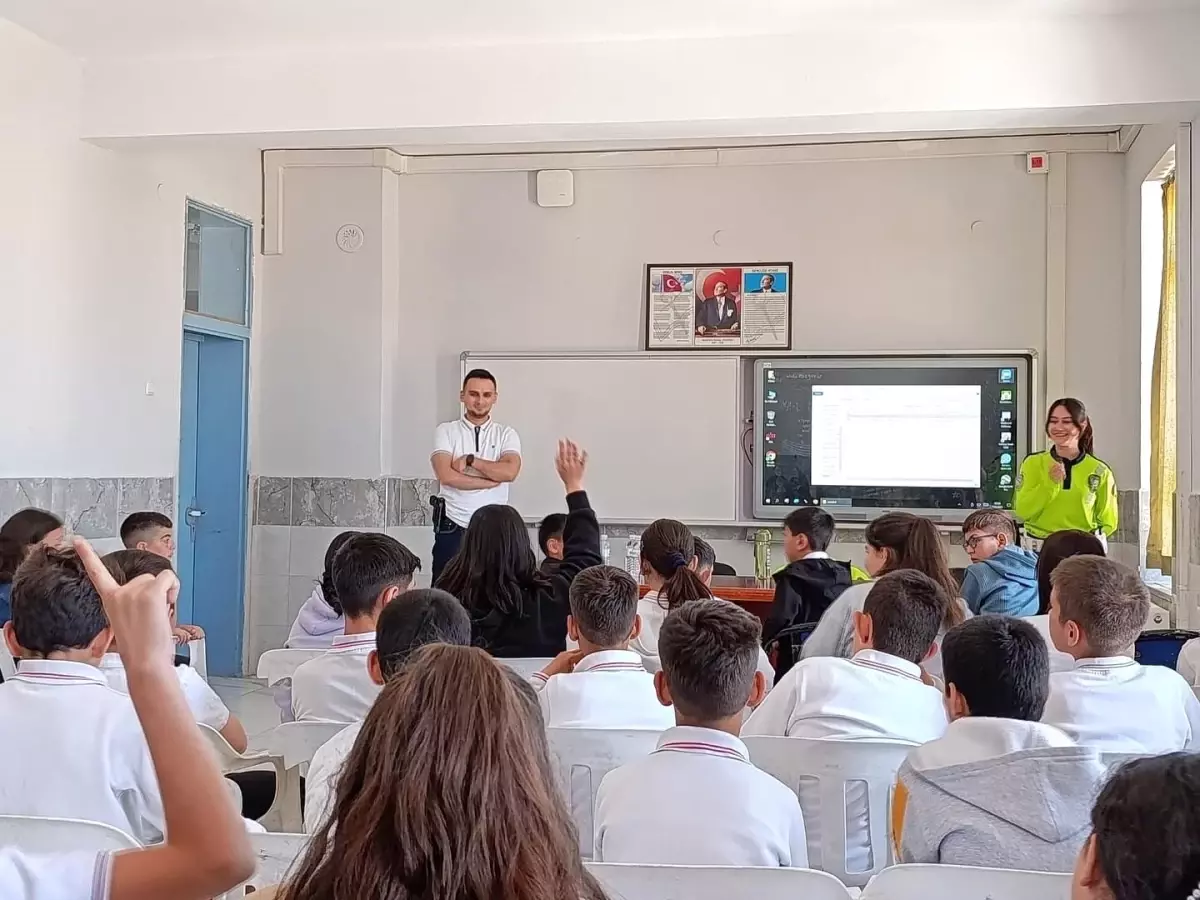 Karapınar'da Ortaokul Öğrencilerine Trafik Güvenliği Eğitimi