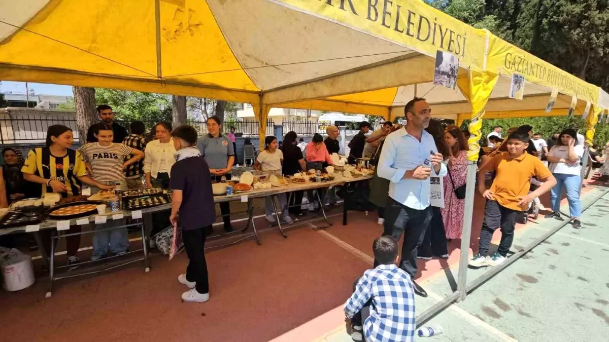 Gaziantep'te Gazze ve Doğu Türkistan İçin Hayır Çarşısı Kuruldu