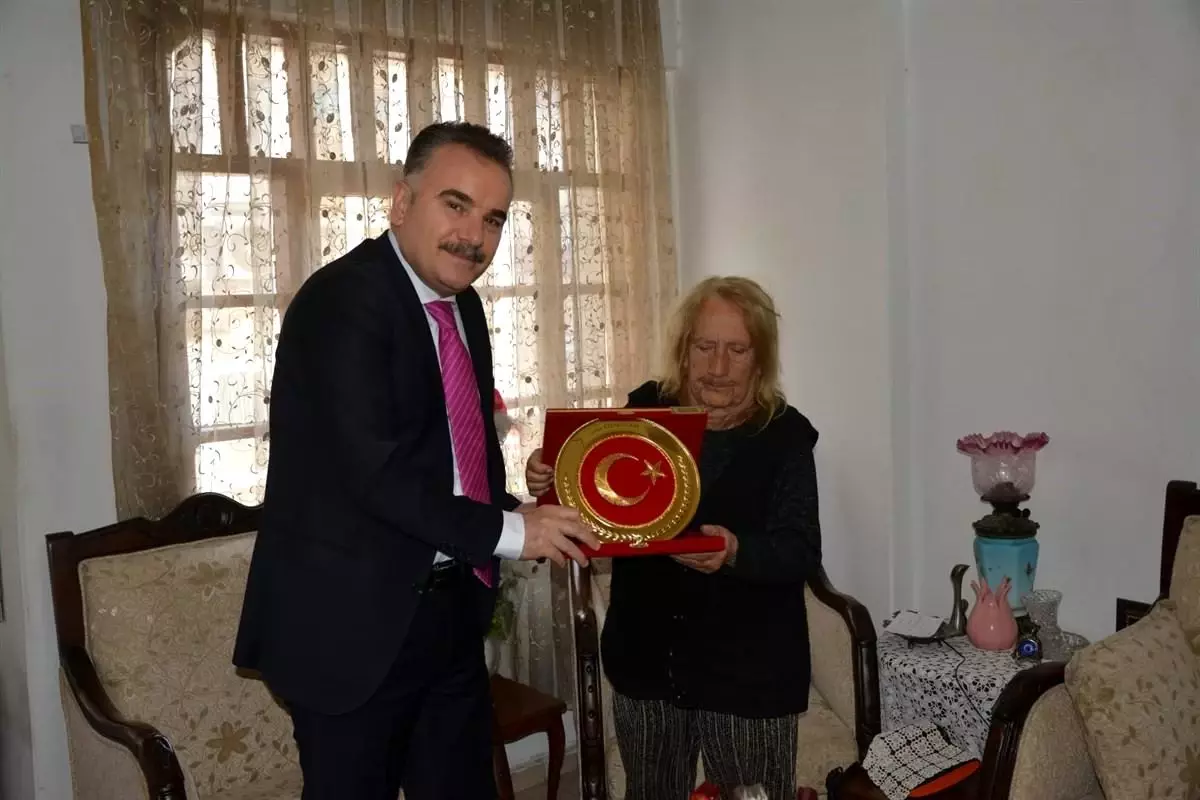 Edremit Kaymakamı'ndan Hayırsever Fatma Kıyakoğlu'na Vefa Ziyareti